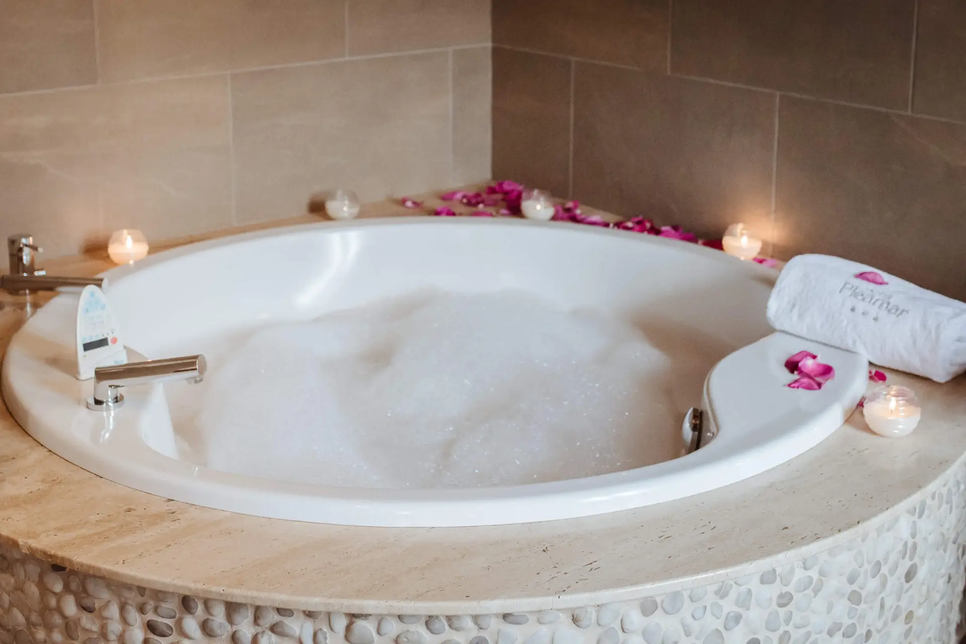 Escapada Romántica en Hotel con Jacuzzi